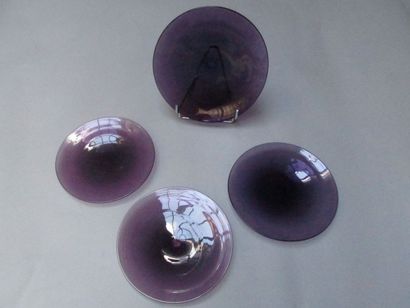 null Quatre assiettes en verre Murano soufflé

et teinté violet dans la masse

Diam....