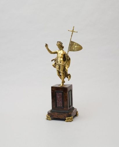 null Statuette en bronze ciselé et doré

représentant le Christ bénissant tenant

dans...