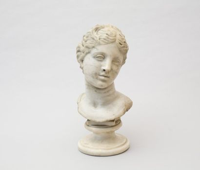 null Buste en marbre figurant une tête

d’élégante coiffée d’un ruban.

XVIIIème...