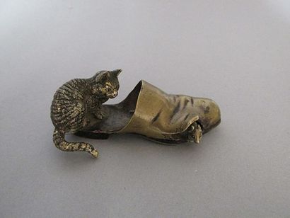 null Chat guettant une souris s’échappant

d’une savate

Bronze de Vienne

Signé...