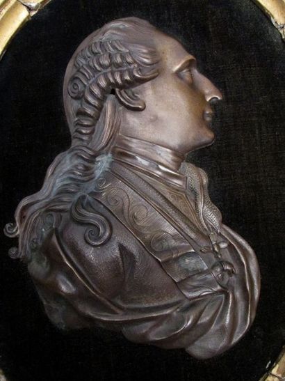 null Profil de Louis XVI jeune

Relief en bronze ciselé à patine médaille

Cadre...