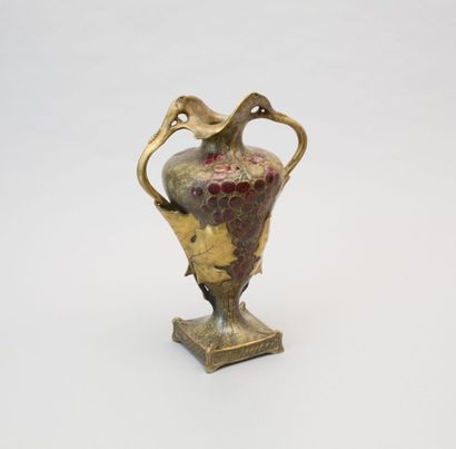 null BOHEME - ROYAL DUX

Vase en porcelaine à décor de grappes

de raisin, les anses,...