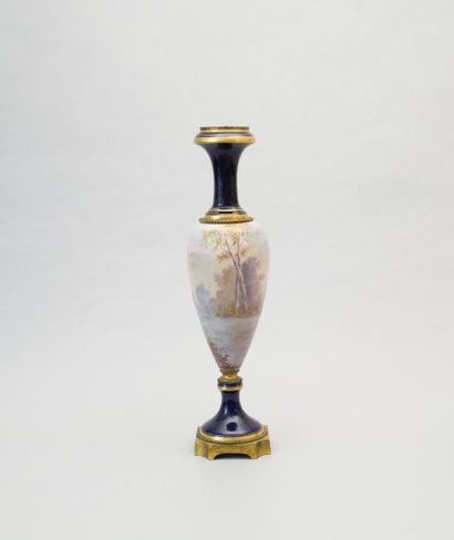 null Vase simulé de forme balustre en

porcelaine, la base en bronze de forme carrée

à...