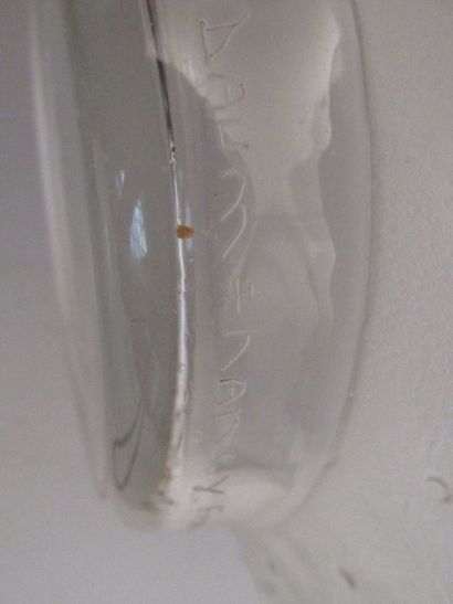 null DAUM Nancy

Coupe en cristal moulé légèrement givré à

décor de fleurs stylisées.

Signé...