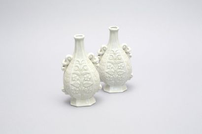 null BUTHAUD René (1886-1986)

Paire de vases piriformes aplatis en

porcelaine,...