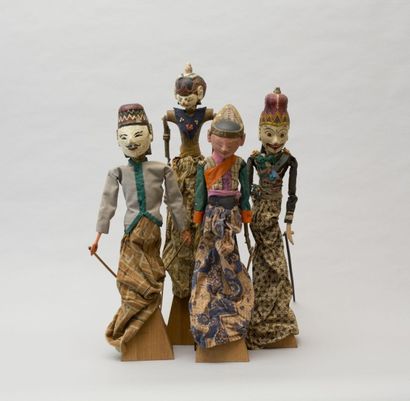 null BALI

Cinq poupées en bois peint polychrome et

rehauts d’or pour certaines