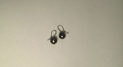 null Paire de boucles d’oreille pendantes en

argent, ornées chacune d’une perle...