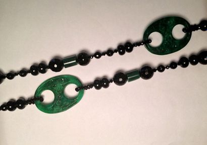 null Collier sautoir de perles d’onyx, certaines

facettées, neuf tubes de jade et...