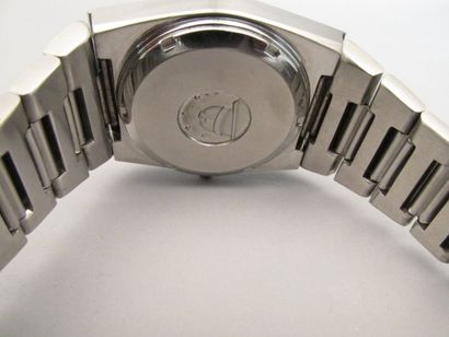 null OMEGA (Constellation Megaquartz 32KHz)

vers 1975

Imposante montre design chronomètre...