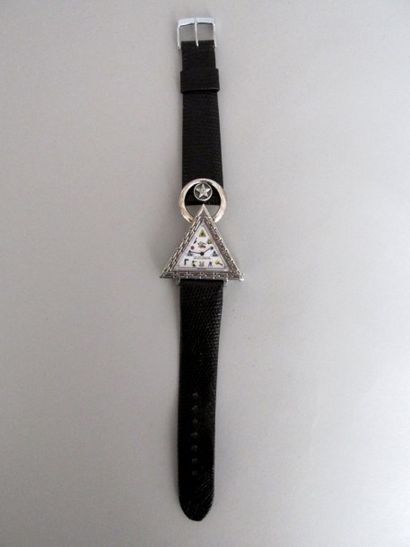 null BAYLOR WATCH (Maçonnique - Plaqué

argent), vers 1980

Montre de commande triangulaire...