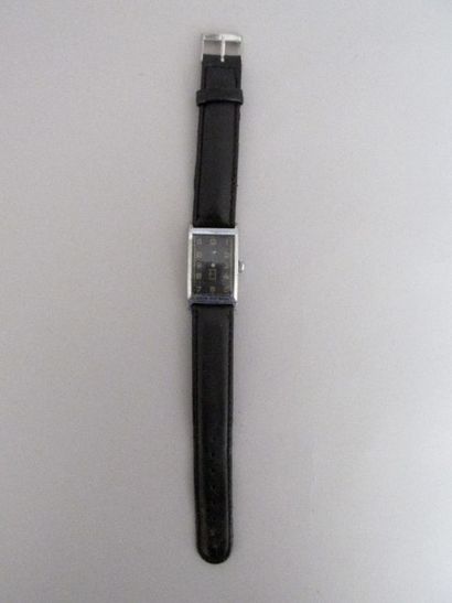 null LIP (T 18 - Cadran noir), vers 1938

Montre de forme rectangle curvex en acier

chromé...