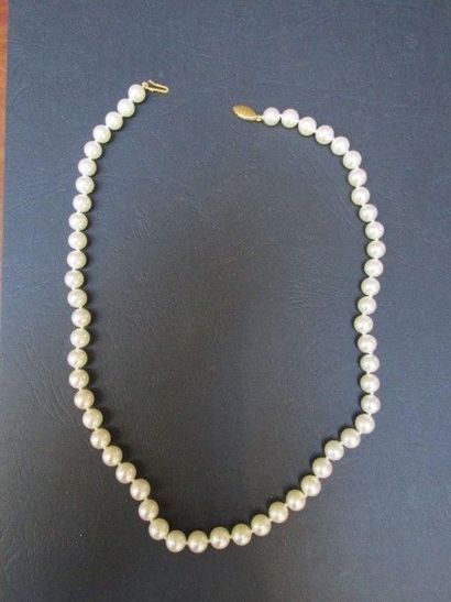 null Collier de perles de cultures Akoya de 7-7,5

mm, le fermoir navette en or jaune.

Long....