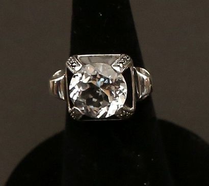 null Bague dôme en argent sertie d’une topaze
claire facettée entre quatre griffes...