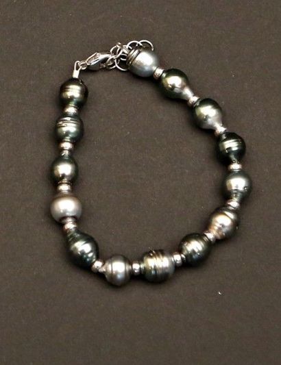 null Bracelet de perles de Tahiti, viroles et

fermoir en argent

Long. : 16,5 cm...