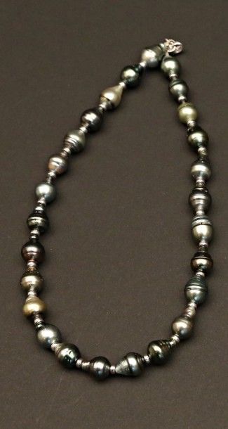 null Collier en perles de Tahiti, viroles et fermoir

en argent

Long. : 41 cm -...