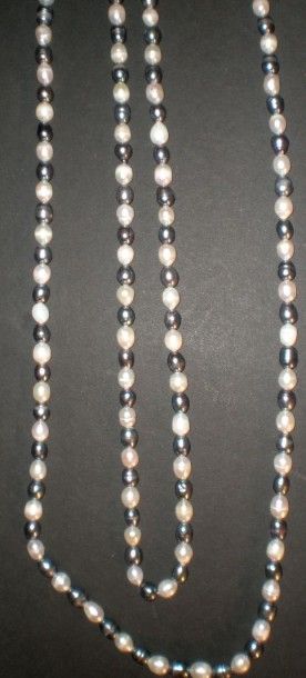 null Sautoir en perles d’eau douce bicolores,

les perles en forme d’olives