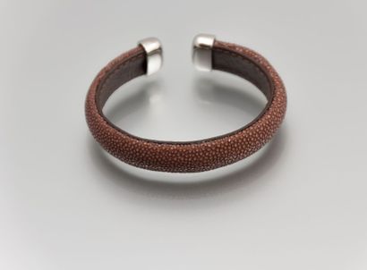 null Bracelet rigide en galuchat tendu sur

cuivre, les extrémités en métal arge...
