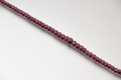 Important collier de perles de rubis 
facettées...