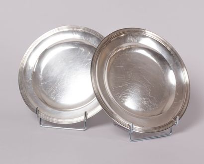 null Paire de plats creux de forme ronde en

argent (1794-1797), le bord ourlé de...