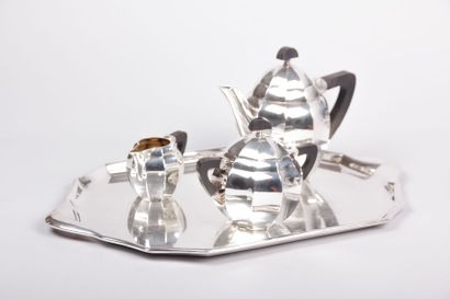 null Service à thé en métal argenté

comprenant une théière, un sucrier couvert,

un...