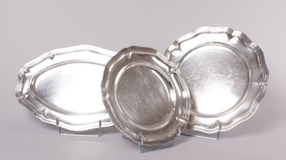 null Deux plats ronds et un plat ovale en métal

argenté à contours ornés de filets.

Diam....