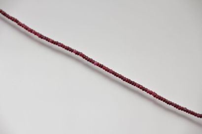 null Collier de perles de rubis facettées, le

fermoir en argent.

Long. : 44 cm...