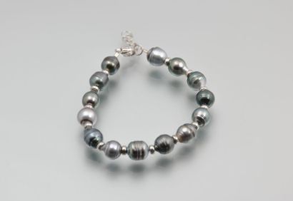 null Bracelet de perles de Tahiti, viroles et

fermoir en argent.

Long. : 16,5 cm...