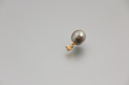 null Pendentif ponctué d’une perle de culture

de Tahiti de 10,5 mm, la bélière en...