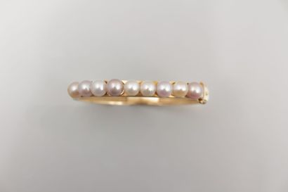 null Bracelet rigide, ouvrant, en or jaune, ourlé de

perles de culture d’eau douce...