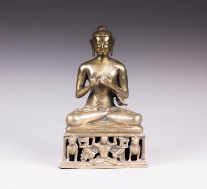 null CHINE

Buddha Shakyamuni en bronze doré reposant

sur un trône à décor ajouré...