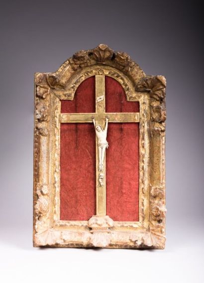null Christ janséniste en os sculpté dans un

cadre à vue cintrée en bois naturel...