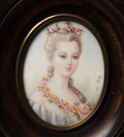 null BRAY de (XIXème siècle)

Portrait d’une élégante au collier de fleurs

Miniature...