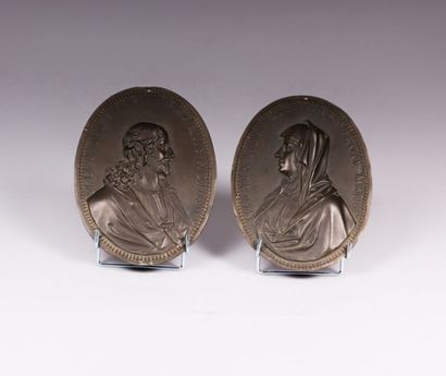 null Deux médaillons en bronze de forme

ovale formant pendant représentant le Christ...