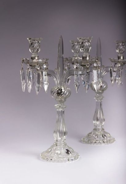 null BACCARAT dans le goût de

Paire de girandoles en cristal moulé et pressé

posant...