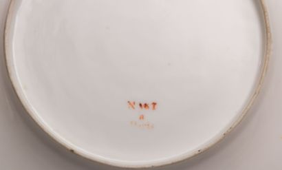null PARIS - Manufacture Nast

Assiette en porcelaine blanche la bordure

ourlée...