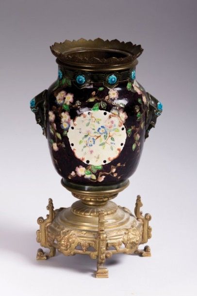 null Jules VIEILLARD- Bordeaux

Vase de forme balustre à décor cloisonné

de deux...