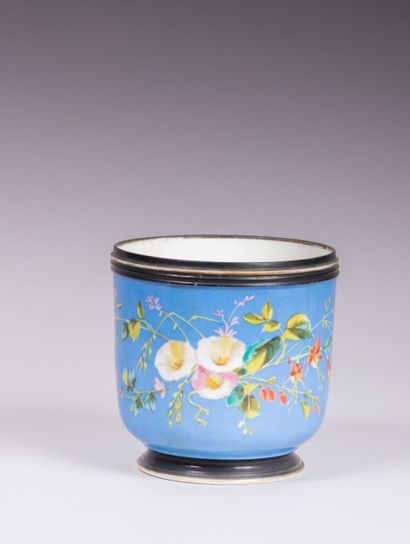 null PARIS

Cache-pot en porcelaine à décor de fleurs

traitées en polychromie sur...