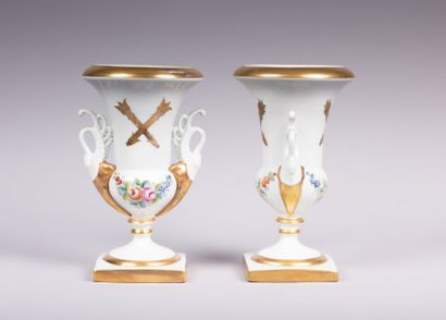 null PARIS

Paire de vases Médicis en porcelaine, à décor

polychrome et rehauts...