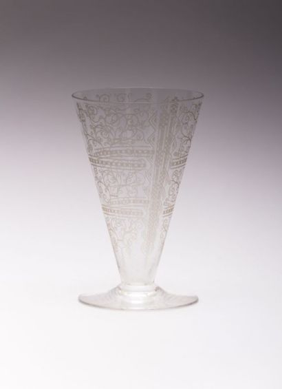 null BACCARAT

Vase en cristal de forme conique à décor gravé

de rinceaux alternés...