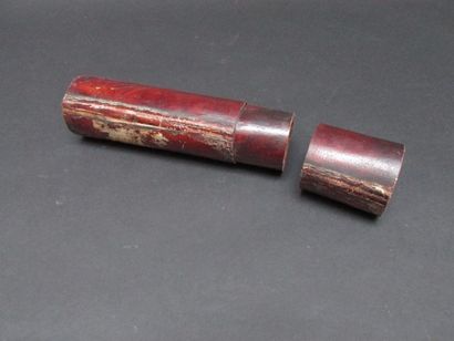 null Etui de longue vue en cuir rouge.

XIXème siècle

Long. : 24,5 cm - Diam. :...