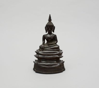 null LAOS

Bronze représentant un Bouddha en position de

méditation de Vajrasana...