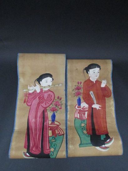 null Paire de rouleaux de papier à décor gouaché d'une geisha à l'éventail pour l'une,...
