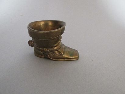 null Botte

Bronze de Vienne à patine doré

Haut. : 4 cm - Larg. : 7 cm - Prof. :...