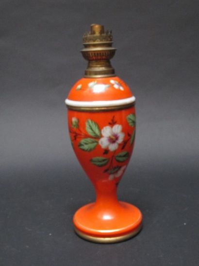 null Lampe à pétrole à décor de fleurs traitées en polychromie sur fond orange

Haut....