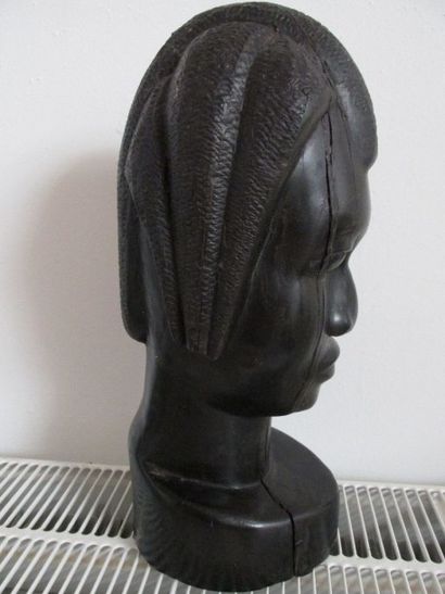 null Sculpture en ébéne représentant un buste d'homme africain les yeux clos

(fissure...