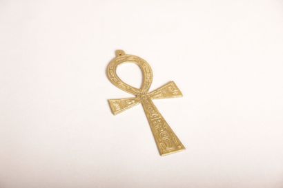 null Anhkh ou croix ancée en laiton à décor de hiérogliphes.

Hauteur : 17,5 cm