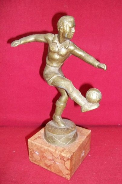 null Sculpture. 

Bronze peint sur socle de marbre, représentant un joueur de football....