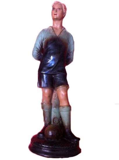 null Footballeur. 

Statuette de platre polychrome. 

Haut. : 42cm.
