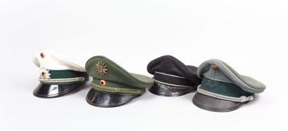 null Quatre casquettes d’uniformes

Allemagne milieu du XXème siècle

ABE