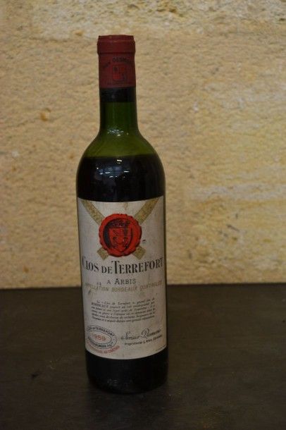 null 1 Blle : CLOS DE TERREFORT Bordeaux 1959

Et. à peine tachée. N : mi épaule...